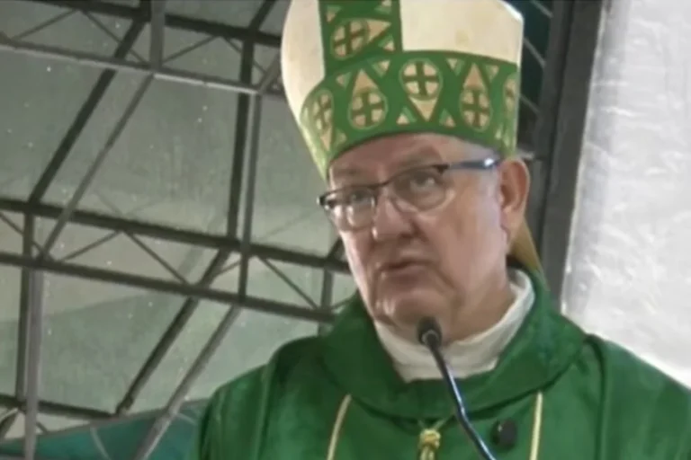 Dom Adair José Guimarães clama na Catedral de Brasília por proteção contra o comunismo no país